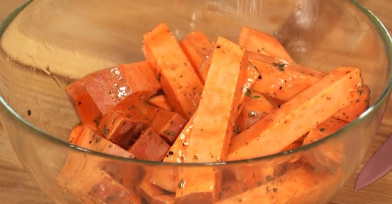 Запечённый батат с соусом и домашними лепёшками