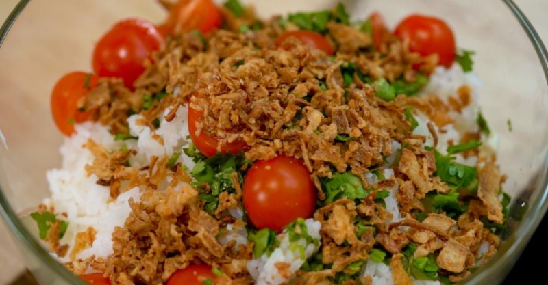 Сытный салат с рисом и кукурузой
