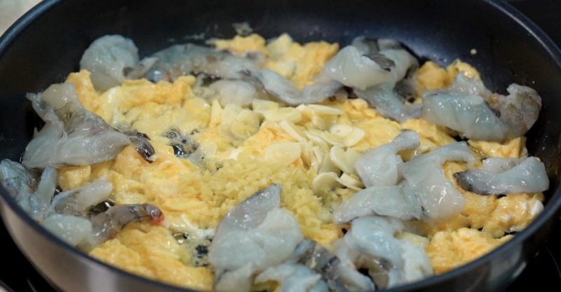 Лапша с соусом унаги и креветками