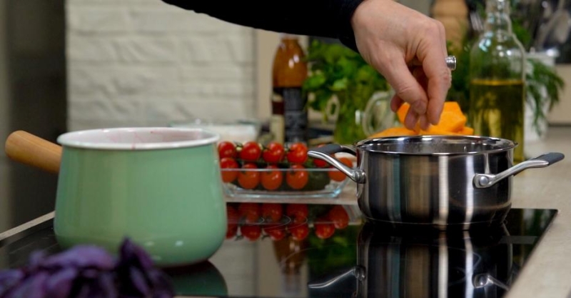 Сытный салат с рисом и кукурузой