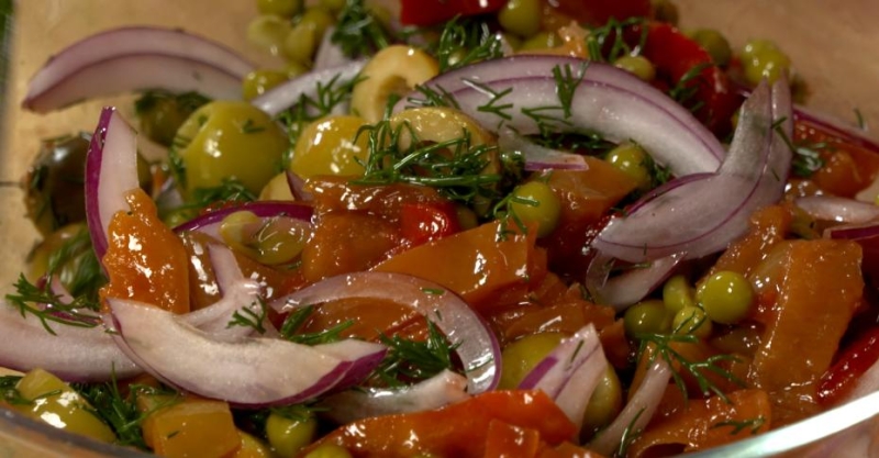 Салат с горошком и лечо
