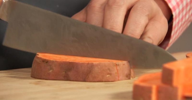 Запечённый батат с соусом и домашними лепёшками