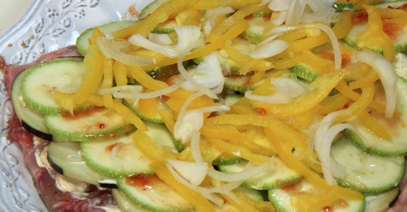 Сазан, запечённый с овощами