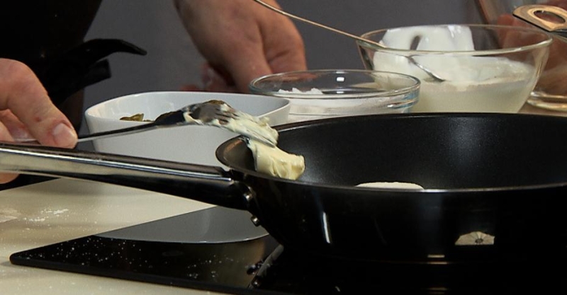 Сырники с изюмом с соусом бешамель