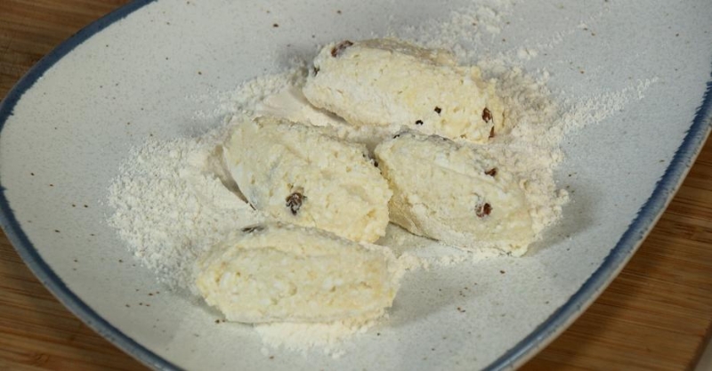 Сырники с изюмом с соусом бешамель