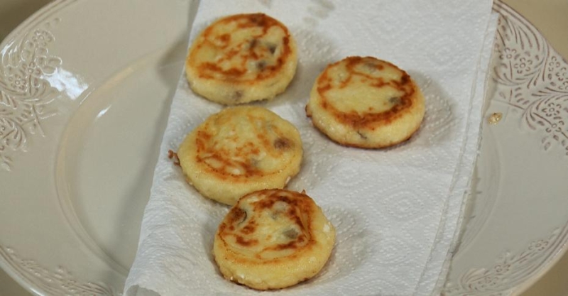 Сырники с изюмом с соусом бешамель