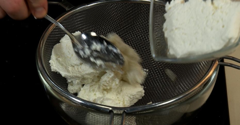 Сырники с изюмом с соусом бешамель