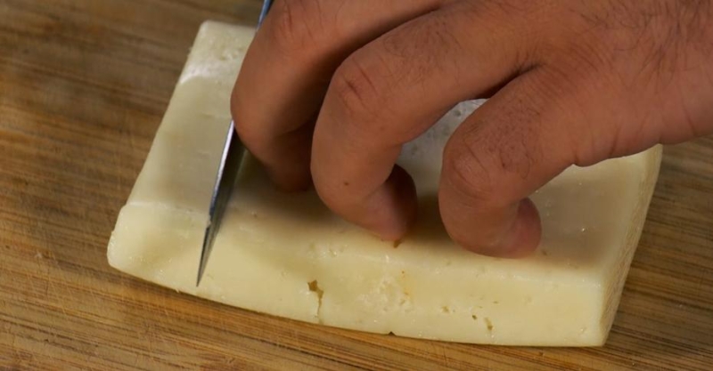 Мясной рулет, фаршированный черносливом и салат с апельсином