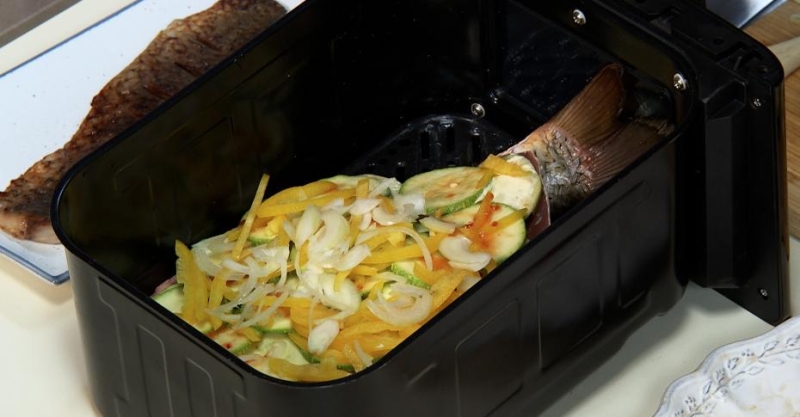 Сазан, запечённый с овощами