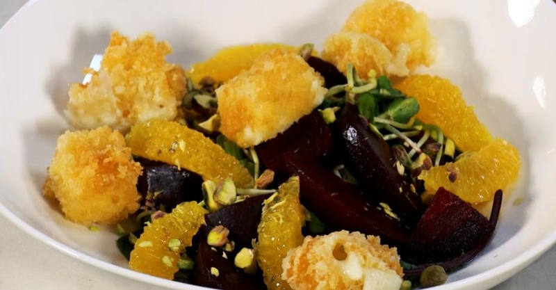 Мясной рулет, фаршированный черносливом и салат с апельсином