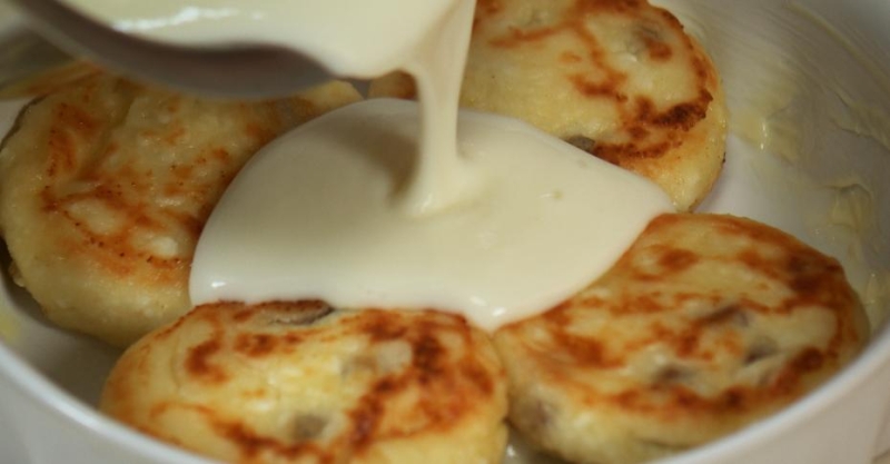 Сырники с изюмом с соусом бешамель