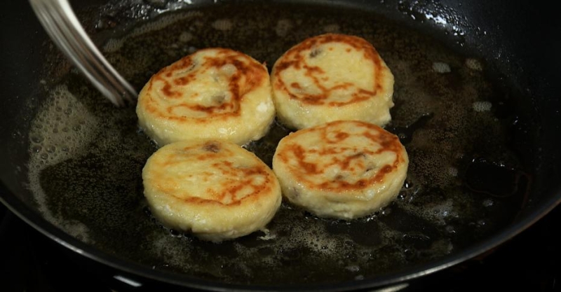 Сырники с изюмом с соусом бешамель