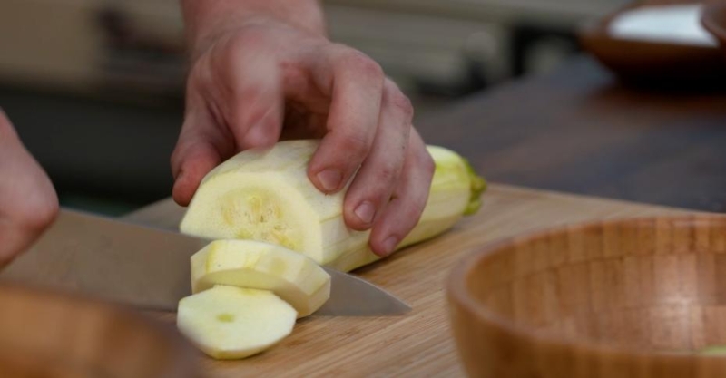 Стейк-тунец с пряными овощами и айоли