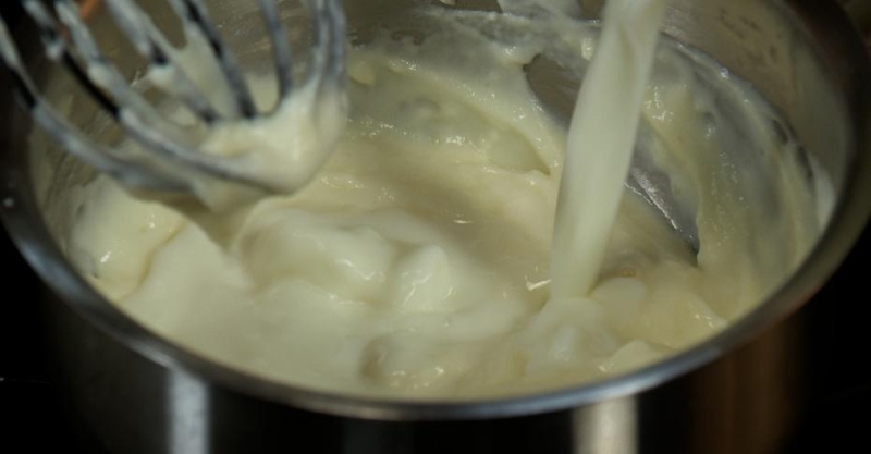 Сырники с изюмом с соусом бешамель