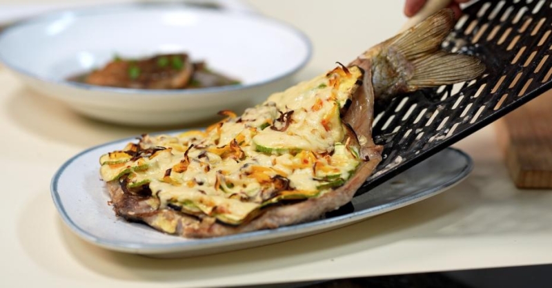 Сазан, запечённый с овощами