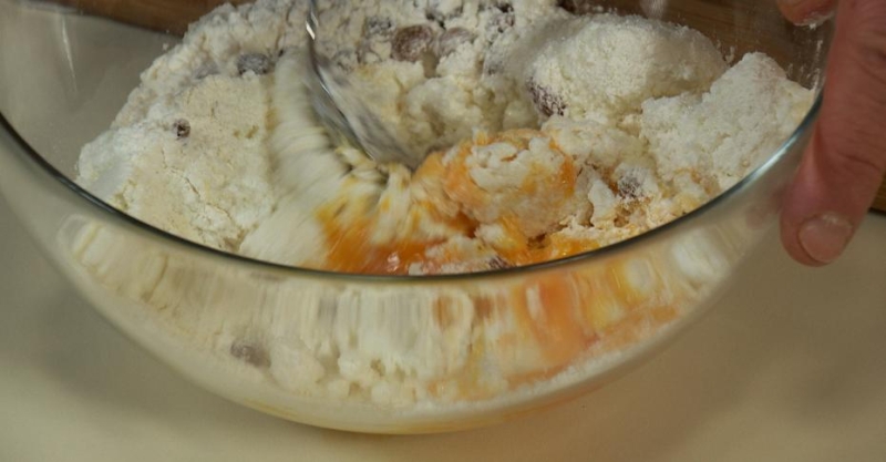 Сырники с изюмом с соусом бешамель