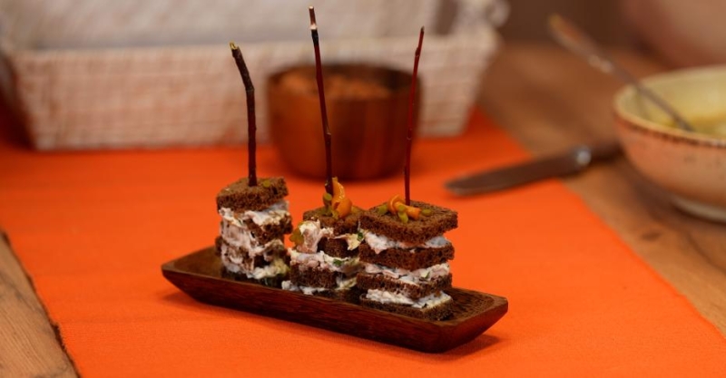 Рассольник с патиссонами и канапе с икрой из грибов