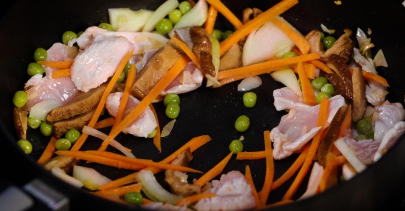 Соба с курицей и шиитаке