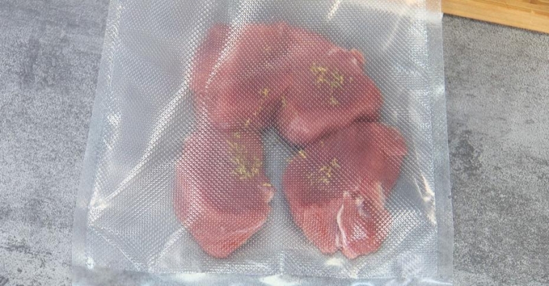 Медальоны из свинины с пряным соусом